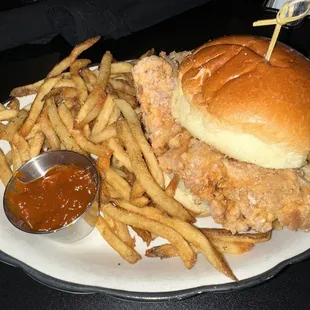 Chicken sandwich (plain) with fries
