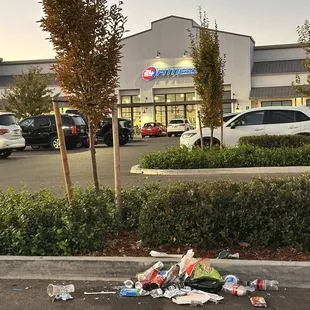 this is what roseville has turned into. the parking lot at the gym is always trashed. you people suck