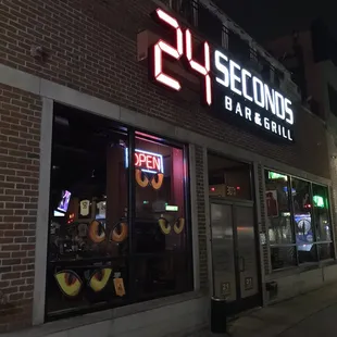 the outside of a restaurant at night