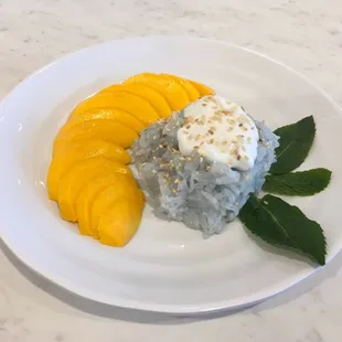 Sticky rice with mango