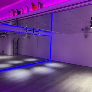 Floorwork Space with mirrored ceiling