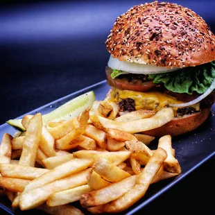 American Classic Burger
Sirloin Patty, Thousand Island, LTO, Pickles, American Cheese