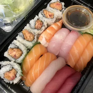 B3. Super Sushi Deluxe ($24.50) - the salmon sushi and spicy tuna roll was my favorite! The other sushi pieces were a tad dry.