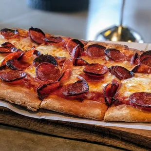 Pepperoni Flat - cheese was surprisingly stretchy. Those $12 could&apos;ve bought me nearly 2 full-sized pizzas at little caesars...