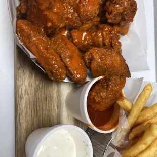 food, fried chicken wings, poultry, bbq wings, chicken wings, fried chicken, bbq chicken, chicken wings and fried chicken, chicken