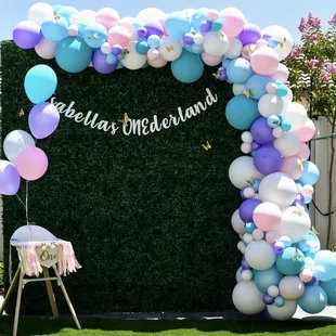 Balloon Arch &amp; Hedgewall