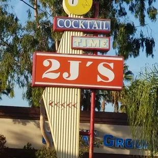 a sign for the 2j's lounge