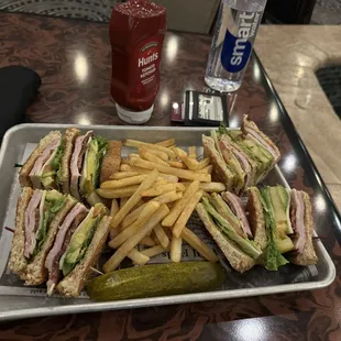 $18 club sandwich. No issues with the food.