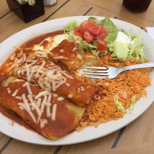 Burritos Deluxe One chicken &amp; bean and one beef &amp; bean burrito topped with sour cream, lettuce and tomatoes. $9.29