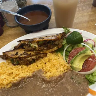 Fresco de guayaba y queso birria tacos .