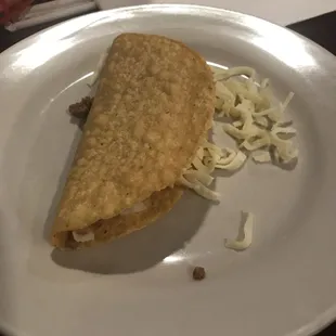 HRd shell taco, ground beef and cheese