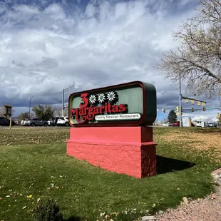 the sign for the restaurant