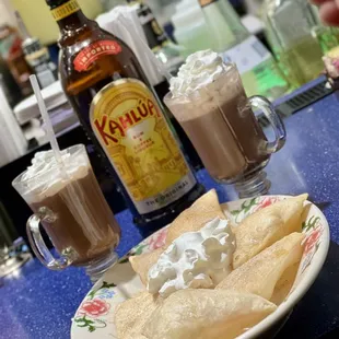 Delicious sopapias with some hot cocoa y su piquete de Kahlúa! And by the way the staff here are amazing!!!