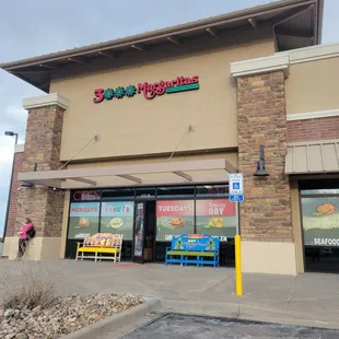 the outside of a restaurant