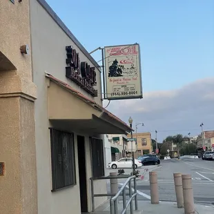 the outside of the restaurant