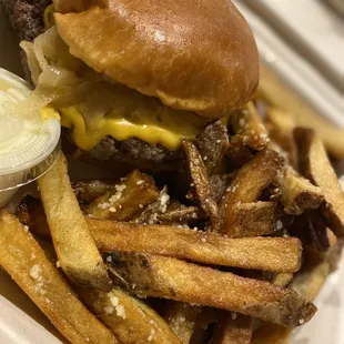Jucy Lucy w/ truffle fries