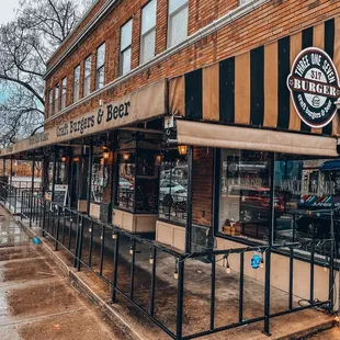 the outside of a restaurant on a rainy day