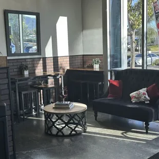 Cozy spot to wait for your to go order or delivery order like DoorDash, etc.