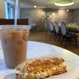 Iced Chai Tea Latte &amp; Vanilla Éclairs