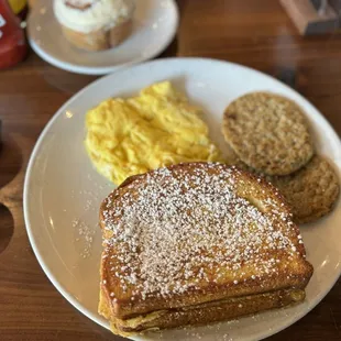 2x2x2 : French toast, chicken sausage, scrambled eggs