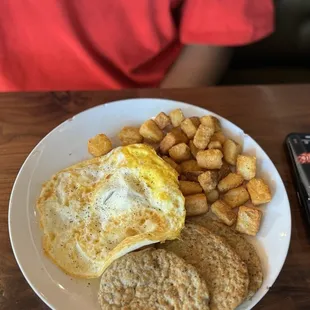Two Eggs : potato's, eggs, chicken sausage