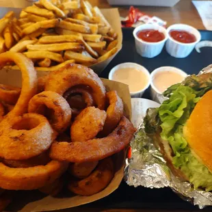 Spicy burger and onion rings