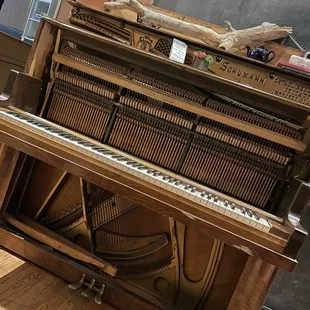 an old piano in a room