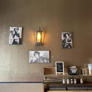 More beautiful photos above left of the piano (creamer, spices and sweeteners).