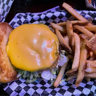 Cheeseburger w/fries
