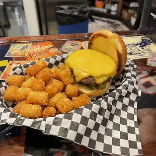 Cheeseburger with tots