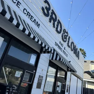 Walk up window...check out the spring rolls and soft serve!