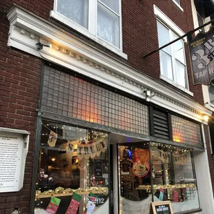 the outside of the restaurant