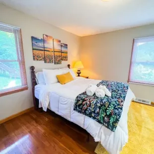 The Barn House has everything you will need in this beautiful unit located in 4 Guys RV Park.