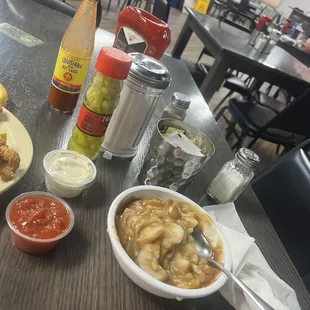 Mashed potatoes with brown gravy