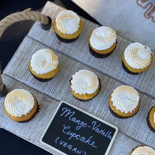 Mini Mango-Vanilla Cupcake (vegan)
