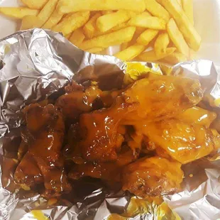 food, chicken wings and fried chicken