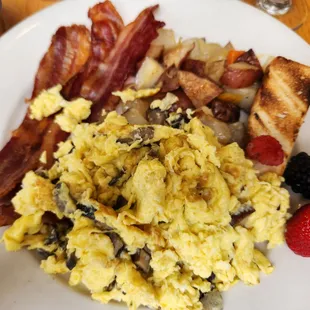 Scrambled Eggs w/Mushrooms, Bacon &amp; Home Fries