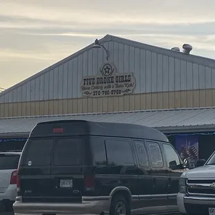 a group of cars parked in front of a building