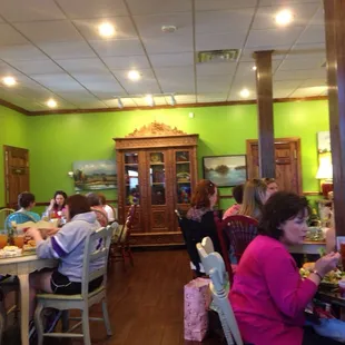 Saturday lunch crowd.  Comfy Cozy