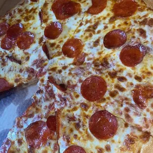 Extra large pepperoni pizza
