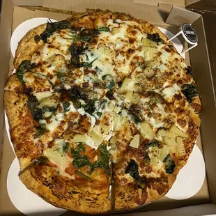 Medium regular crust spinach and pineapple