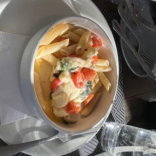 Cannelloni with cherry tomatoes, spinach, mozzarella and olive oil