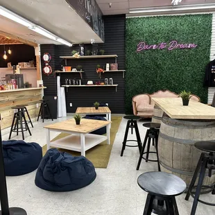 Cafe&apos;s seating Area