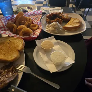 The friend chicken plate was delicious. Didn't care for the gravy on the mash potatoes. But everything else was perfect .