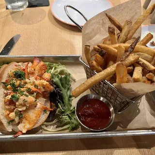 CONNECTICUT LOBSTER ROLL W/ FRIES