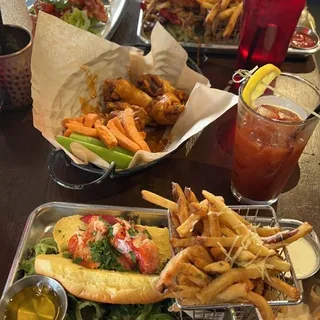 MAINE LOBSTER ROLL W/ FRIES