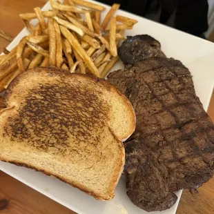 Steak fries and toasted bread