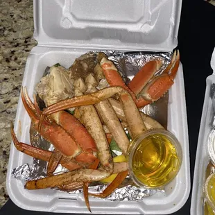 Crab legs with butter