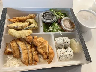 Giant Ramen & Sushi