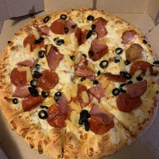 Pizza with garlic Parmesan sauce, pepperoni, ham, pineapple and olives. No red sauce.